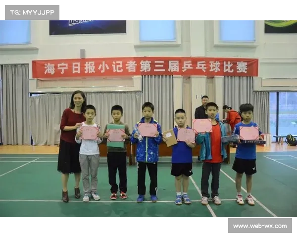 乒乓球小记者报道比赛，学生积极参与校园体育活动