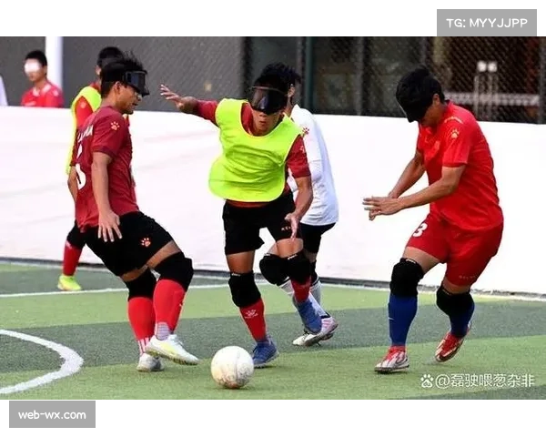 门将教练在边线向场内喊话,提醒队员注意对方定位球主罚者的习惯脚法